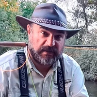 Retrato de Mikel Coronado, guía de pesca a mosca e instructor de lanzado certificado por la CNL