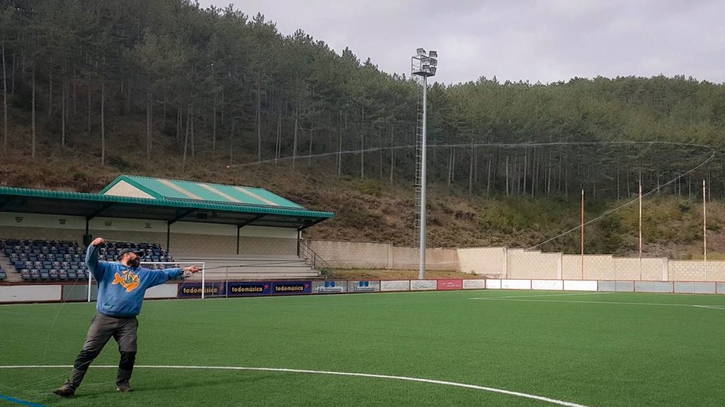 Control del lance trasero durante un entrenamiento de lanzado a distancia en campo abierto